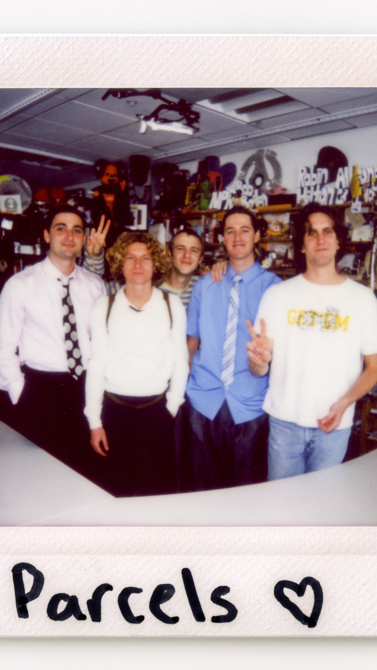 Jueves de escuchar el Tiny Desk de Parcels 🕺🏻🪩
Los australianos estrenaron su esperado concierto acústico en los estudios de la National Public Radio, más conocida como NPR.
En casi 20 minutos repasaron Leaveyourlove, Tieduprightnow, Ifyoucall, Yougotmefeeling, Gamesofluck y Finallyover.
📺 Puedes verlo completo en el canal de YouTube de NPR Music
#Parcels #TinyDesk #NPR