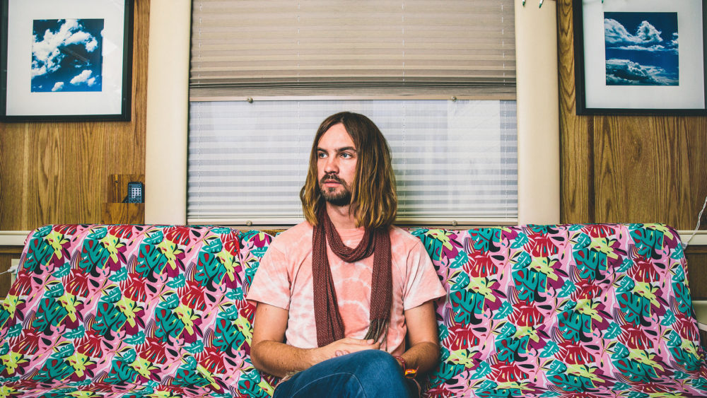 Kevin Parker nos regala la versión acústica de “On Track” Cancha General
