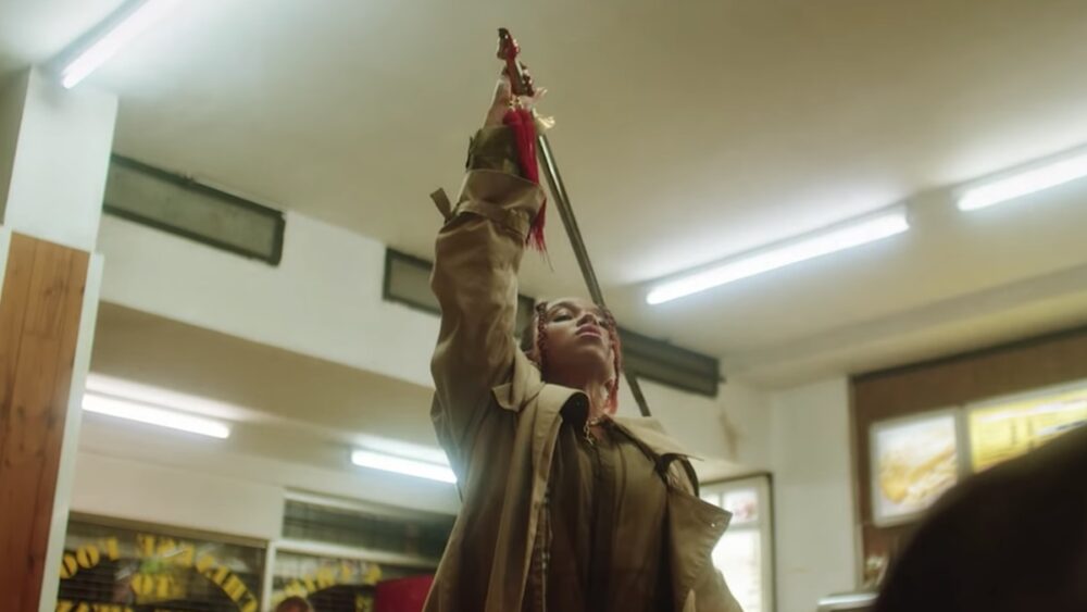 Glorioso vídeo FKA twigs domina la espada en “Sad Day” Cancha General