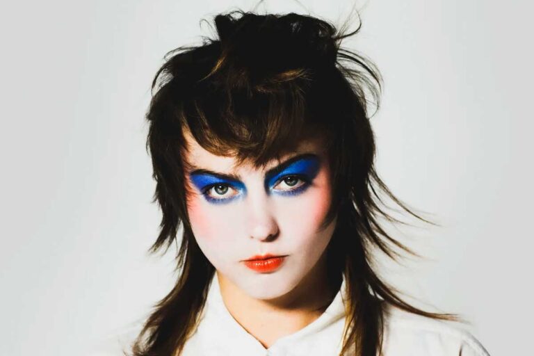 Billy Idol para el siglo XXI escucha el nuevo cover de Angel Olsen